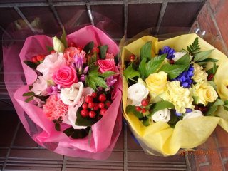 花屋ページ Happy florist preparing a flower bouquetの写真素材 [32129333